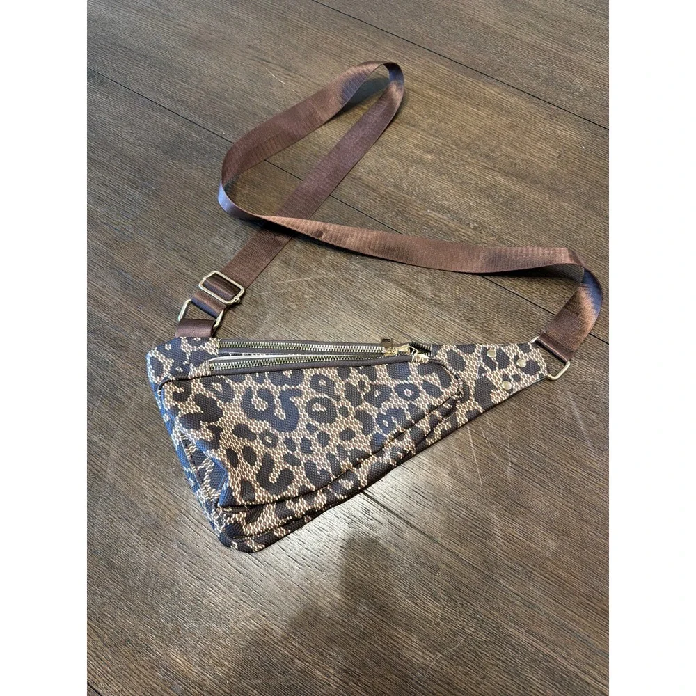 Leopard Print Triangle Sling‎ Bag Crossbody Fashionable Women's Accessory